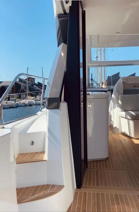 Puissance, Elegance Et Style, Yacht A Довил Екстериор снимка